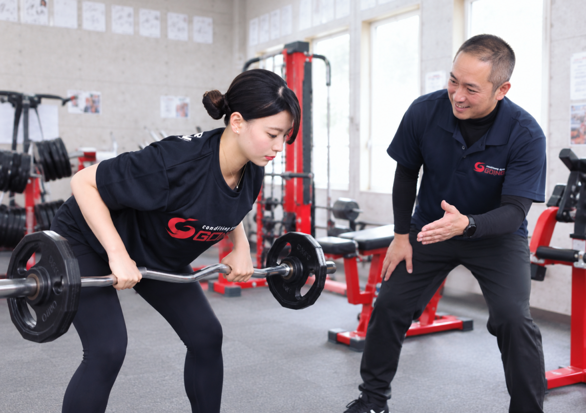 トレーニング施設で利用者を指導するGOINGのトレーナー